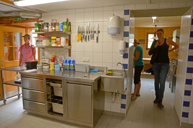 Küche – Blick zum Personalbereich 